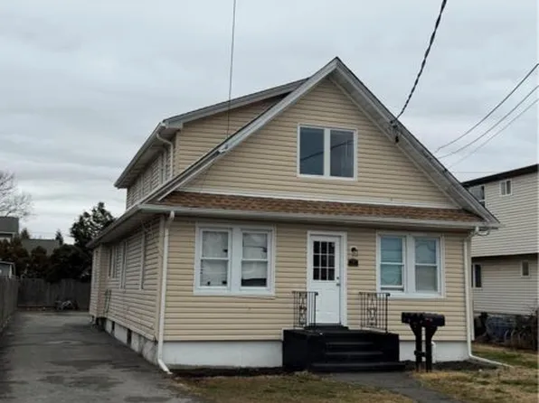 7 S Atlantic St, Bay Shore, NY 11706