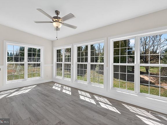 3rd image of 285 Heartleaf Ln