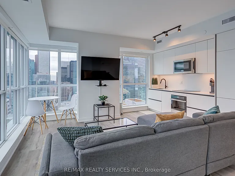 327 King St W #4106 — Photo 18