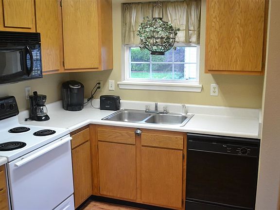 3rd image of 471 N Woodfield Dr