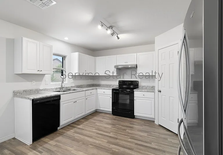 214 W Watson Ct — Photo 13