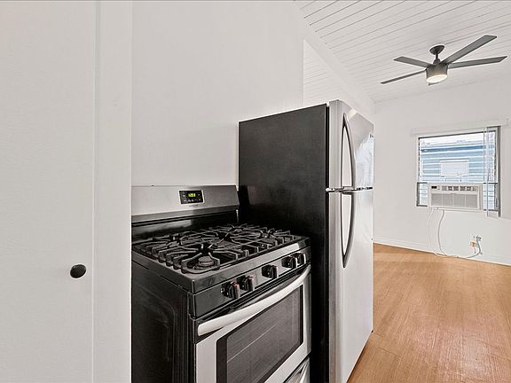 3rd image of 6110 Cahuenga Blvd APT 8