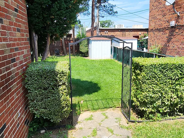 1820 Berwyn St — Photo 17