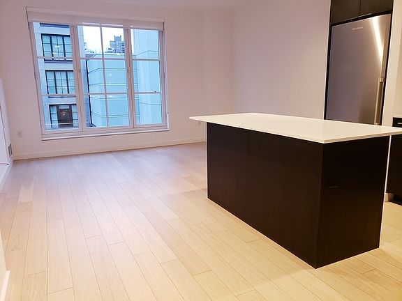 3rd image of 535 W 43rd St APT S14e