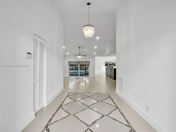 4th image of 411 NW 101st Ave