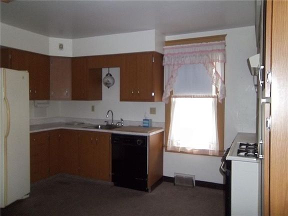 4th image of 331 Main St