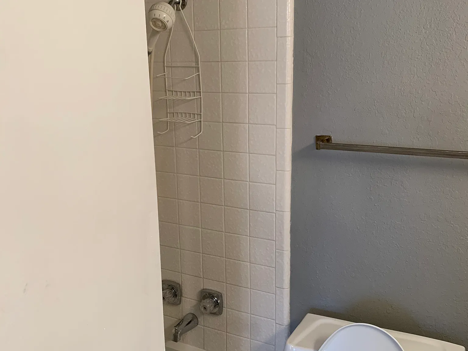 422 Matthews Dr — Photo 3