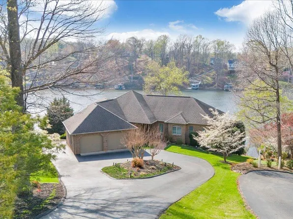 274 Village Ln, Moneta, VA 24121