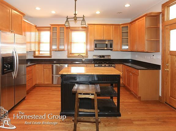 3rd image of 1514 W Montrose Ave #1