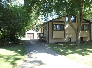 5002 Maplehill Dr, Mccullom Lake, IL 60050