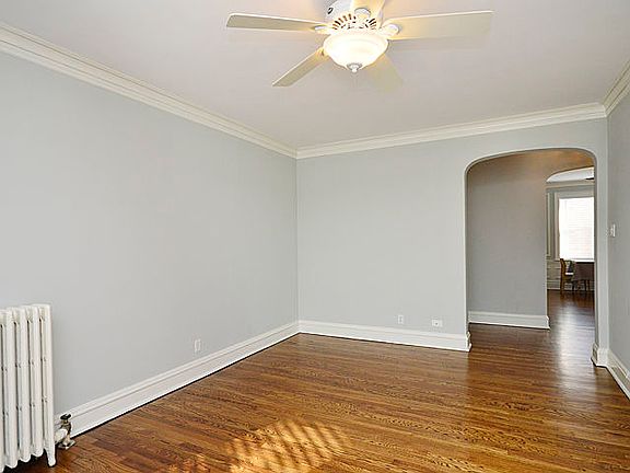 3rd image of 824 W Mulford St #1E