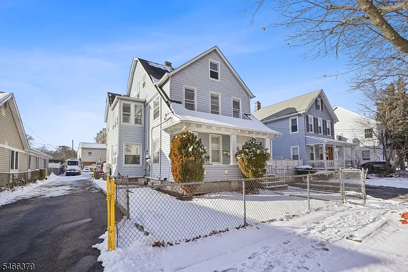 2 bed, 1.0 bath, $1,850 — Photo 2