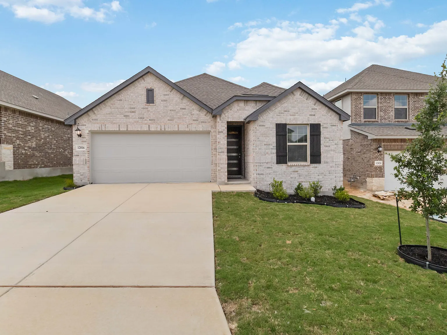 4 bed, 2012 sqft, $2,300 — Photo 2