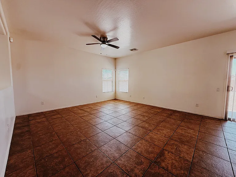 906 S 118th Ln — Photo 6