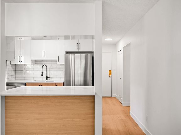 4th image of 1526 George St #306