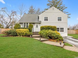 3 Netto Ln, Plainview, NY 11803