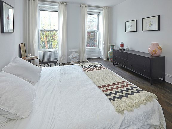 3rd image of 107 Saint James Pl