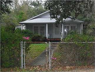 3rd image of 816 E Bloodworth Ln