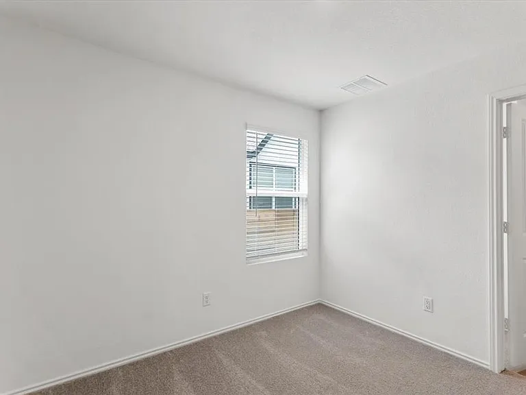 104 Donnington Dr — Photo 17