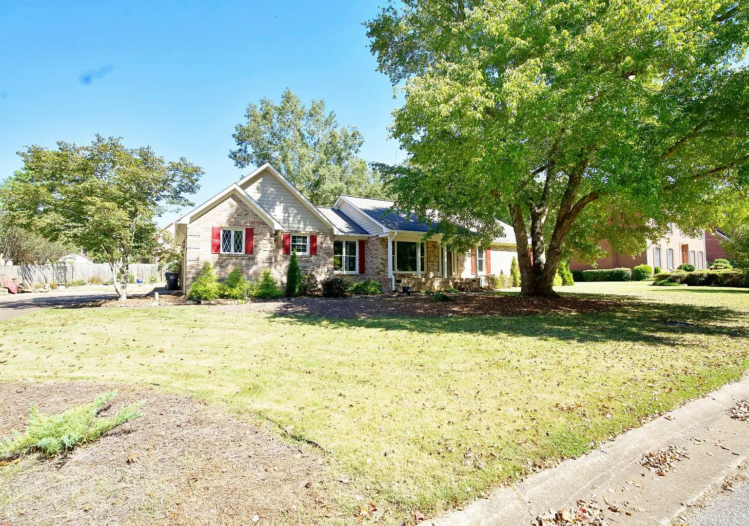 Large house in quiet Neighborhood. — Photo 1
