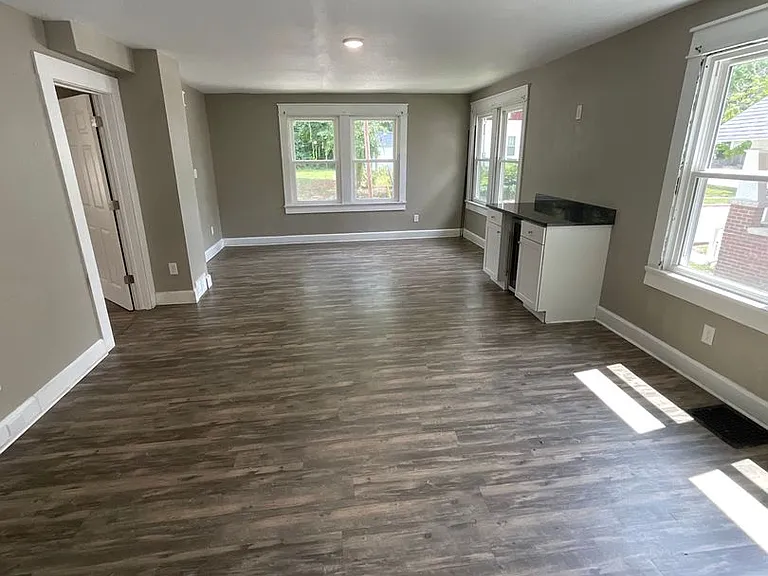 407 N Dunn St — Photo 4