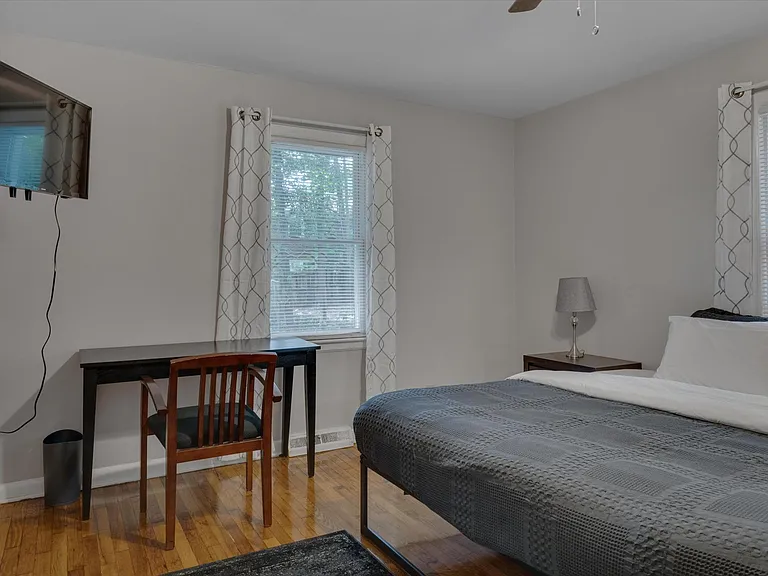 815 W Markham Ave #B — Photo 16