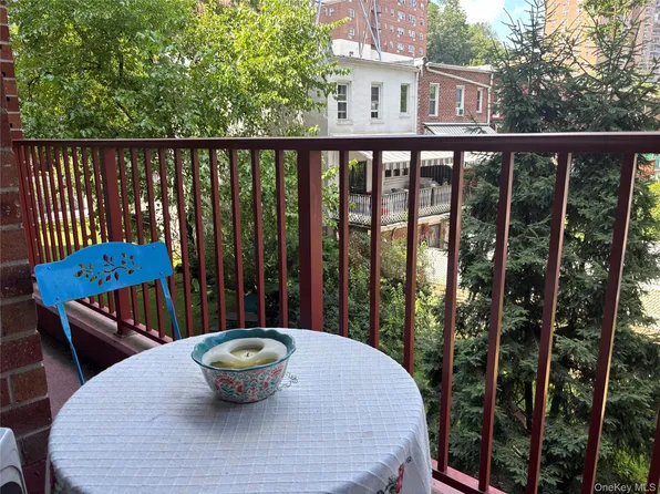 315 W 232nd St APT 2M, Bronx, NY 10463