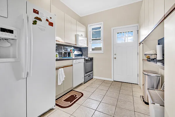 Rented by Halvatzis Realty | media 32