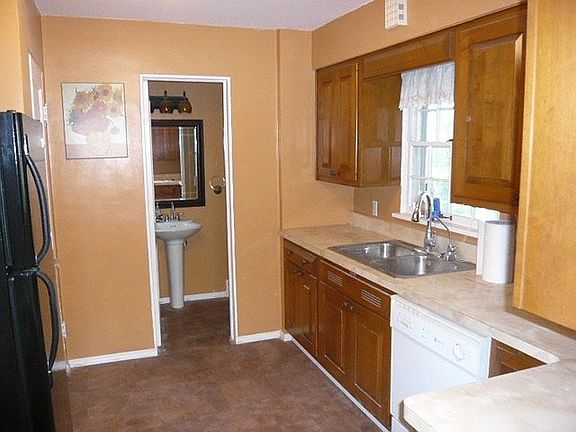 5th image of 1222 Woodlawn Blvd
