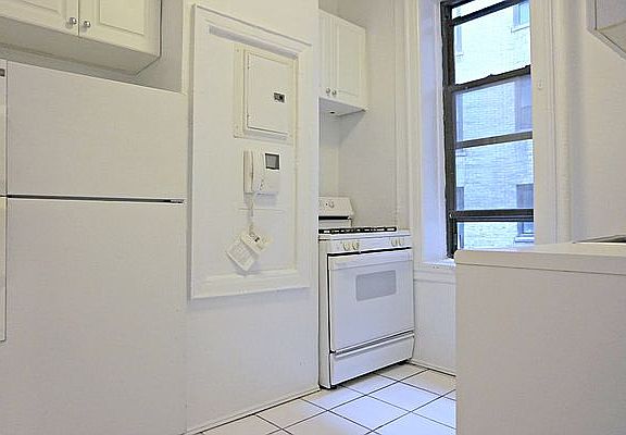 5th image of 189 Claremont Ave APT 24