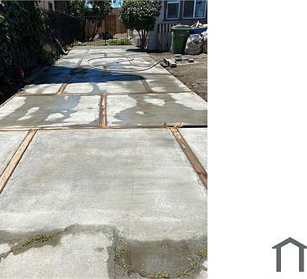 2nd image of 4719 S Gramercy Pl