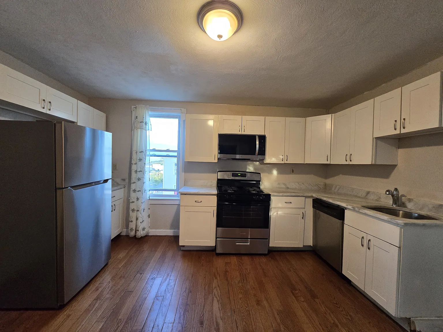 4 bed, 1200 sqft, $3,000 — Photo 2