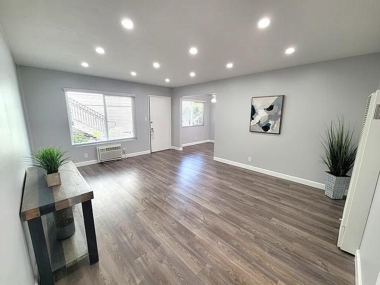 Marquis Apartments — Photo 11