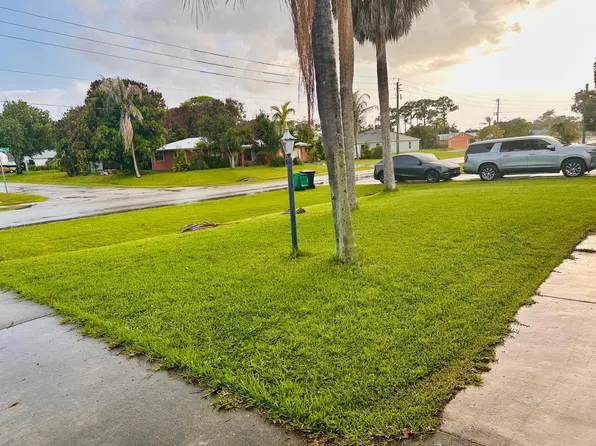 637 SE THORNHILL Drive, Port St Lucie, FL 34983