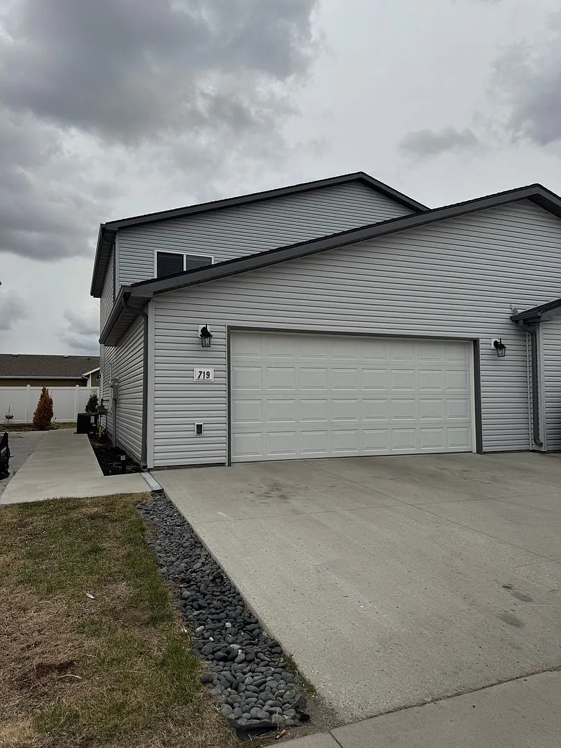 Cute twin home in SE Mandan — Photo 1