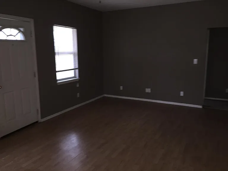 2110 N Chapman Ave — Photo 9