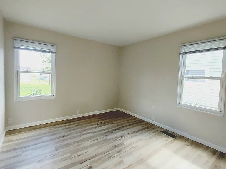 1100 E Sherman St — Photo 15