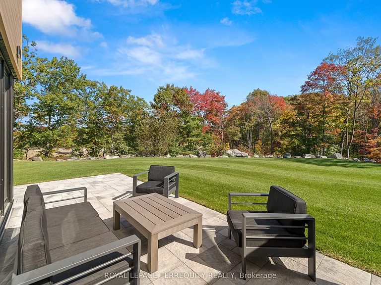 35 Rockmount Cres — Photo 32