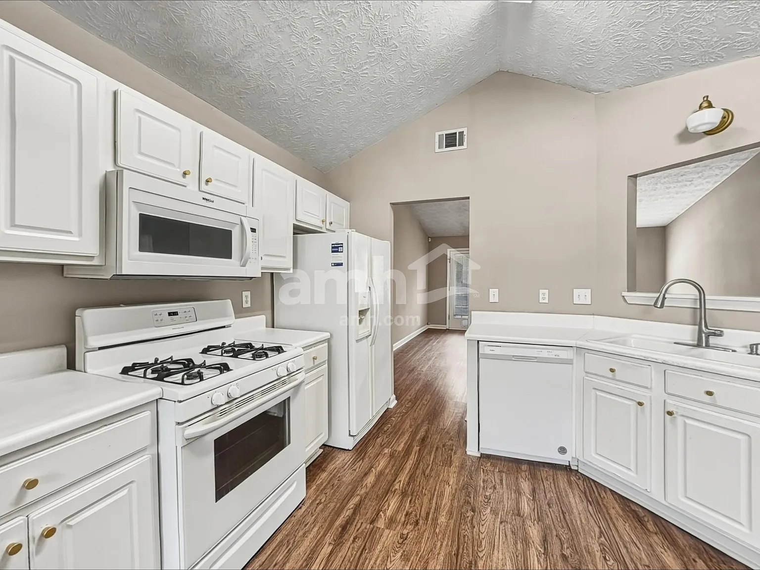 3 bed, 2.0 bath, 1560 sqft, $2,045 — Photo 3