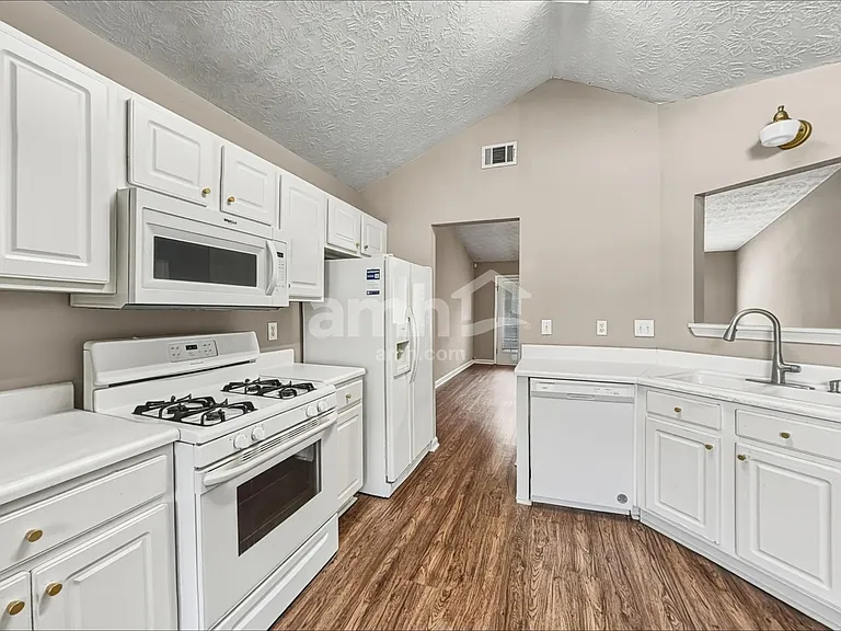 1300 Wilkes Crest Dr — Photo 3