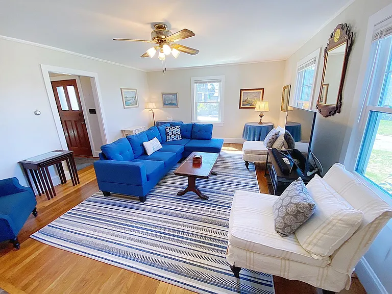 22 Crescent St — Photo 2