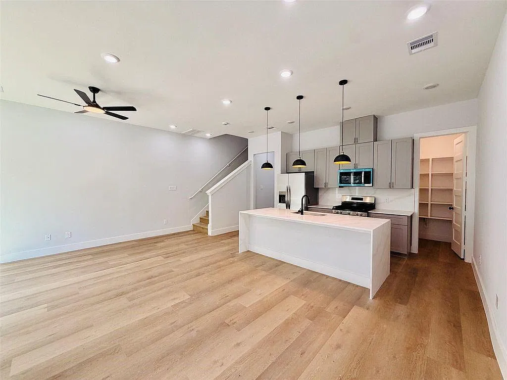 3 bed, 2.5 bath, 2091 sqft, $2,850 — Photo 3
