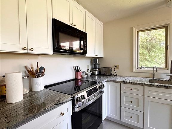 2nd image of 12 Birchwood Ln Unit 12