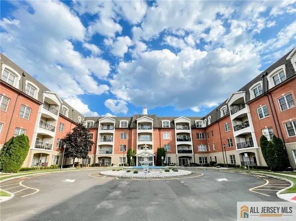 105 Regency Pl, Woodbridge, NJ 07095