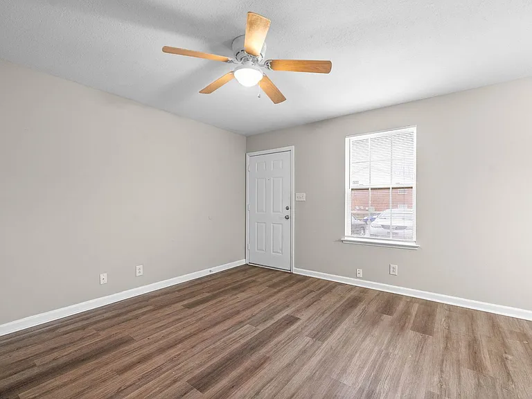 Northeast Dr -3884 — Photo 25