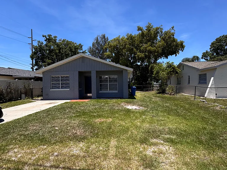 7504 N Thatcher Ave — Photo 2