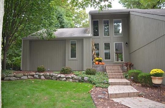 2nd image of 3585 Hillandale Dr