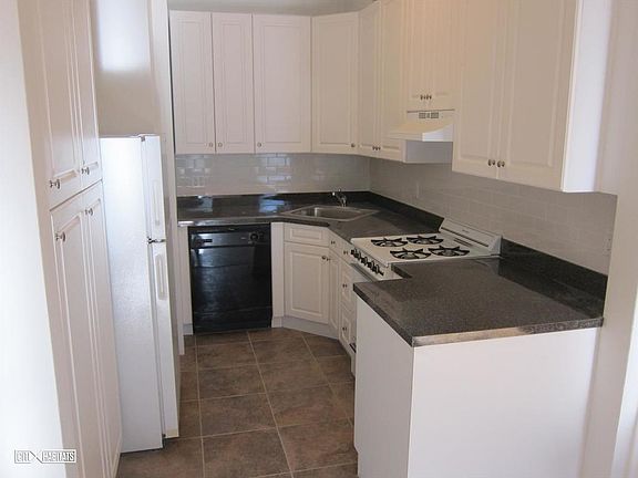 4th image of 7 1/2 W 75th St APT 3A