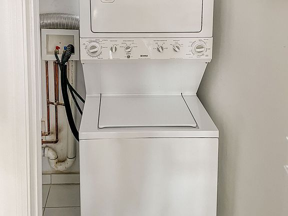5th image of 3856.5 N Southport Ave #2