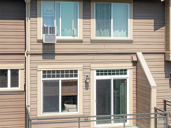 3rd image of 23300 SE Black Nugget Road #H2